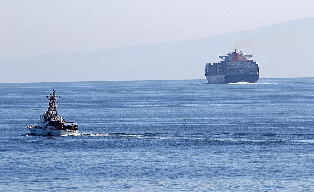 ホルムズ海峡で貨物船2隻が沈没、乗組員1名が死亡