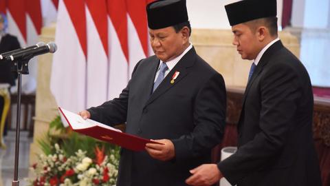 Prabowo Lantik 7 Pejabat: Kepala BNPB hingga 2 Wamenhan Baru