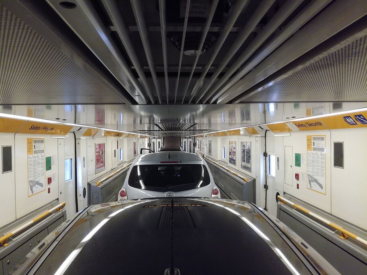 Van langgar kereta barang di Terowong Channel, 19 cedera