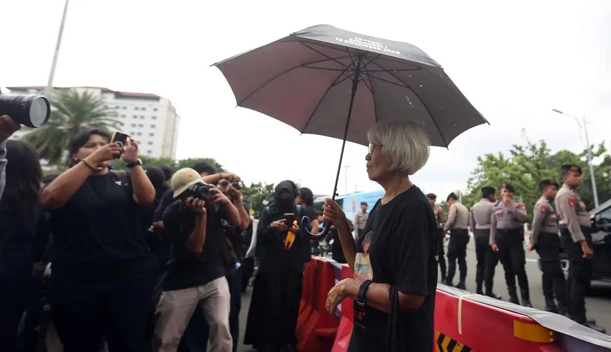 Aksi Kamisan ke-929: Momen Haru Sumarsih Peluk Kapolsek Gambir