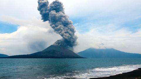 Monte Anak Krakatau entra em erupção cinco vezes e cinzas vulcânicas…