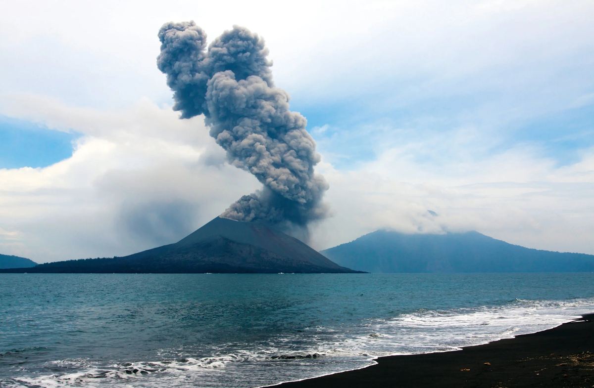 Anak Krakatau eruptiert fünfmal, Vulkanasche breitet sich nach…