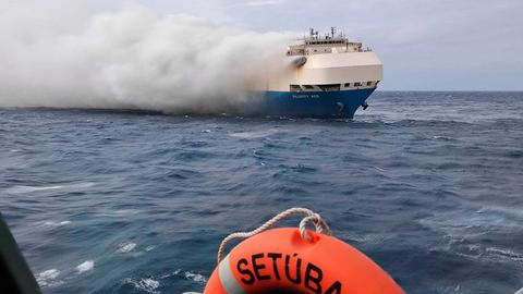 KM Prima Sentosa pega fogo nas águas de Bengkulu, 26 tripulantes…