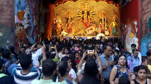 19 Menschen bei Gedränge in Pandal der Durga Puja in Kolkata…