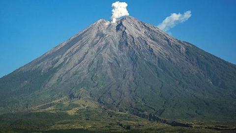 Semeru entra em erupção em sequência, status permanece no Nível III…