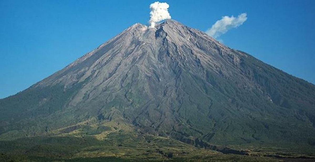 Semeru Erupts Repeatedly, Remains at Level III Alert