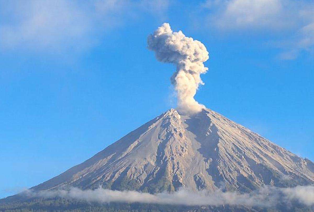 Semeru Erupsi Lagi Minggu Dini Hari, 29 Gempa Letusan Tercatat Semalam