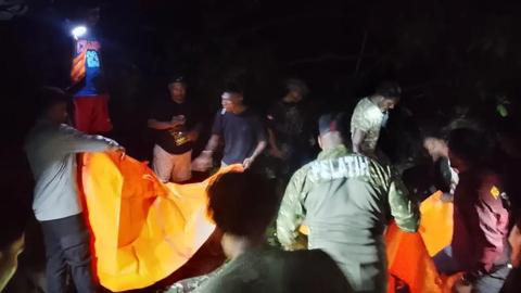 مقتل 4 جنود إندونيسيين إثر سقوط مركبتهم في وادٍ سحيق بياليمو