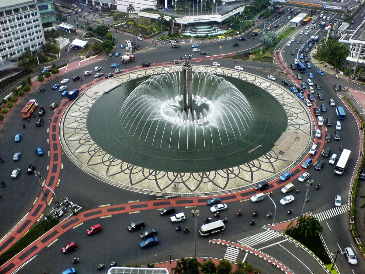 Greenpeace Scales HI Roundabout Monument to Protest Climate Inaction