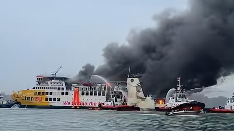 احتراق عبارة KMP Batu Mandi في ميراك و evacuation 89 راكبًا