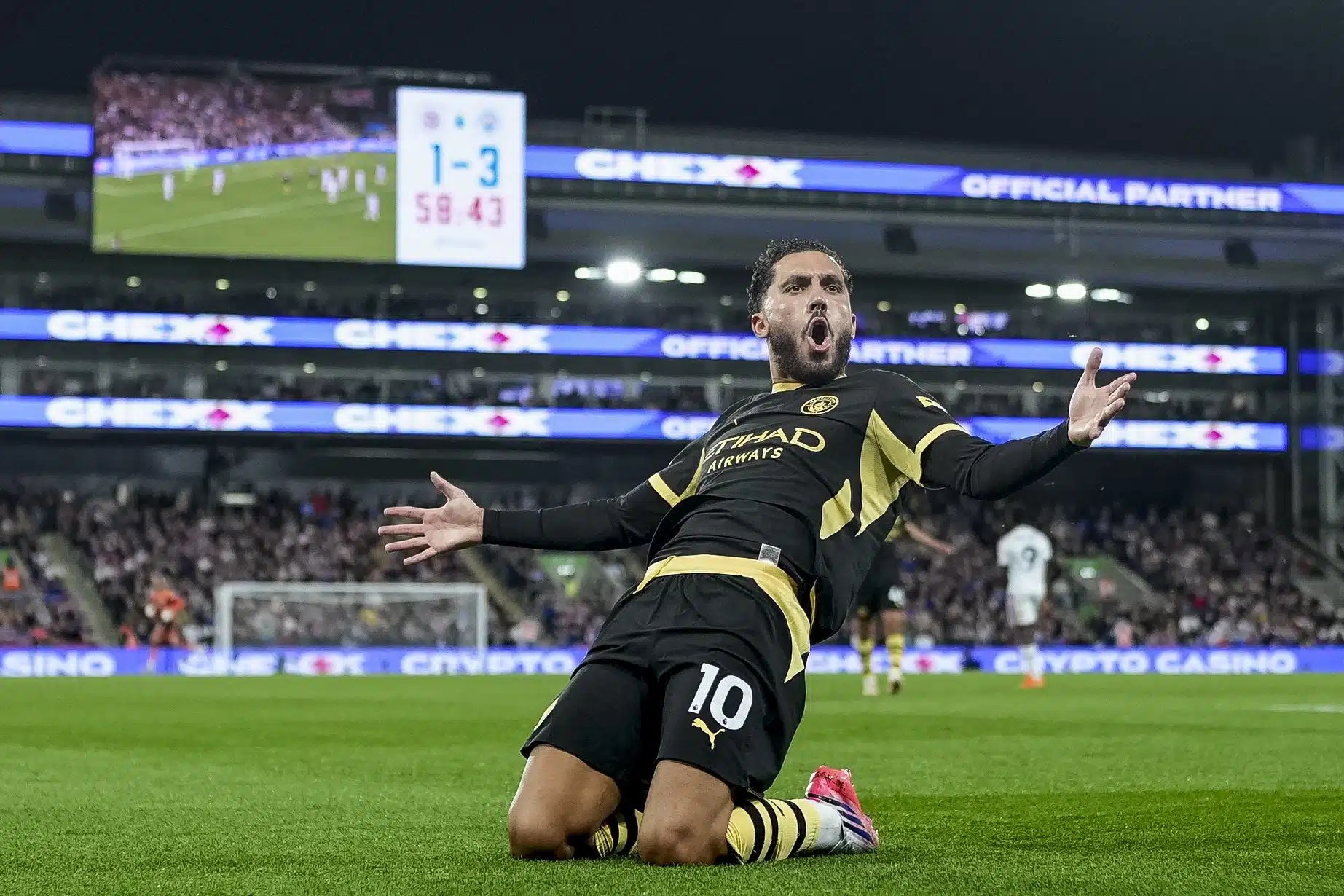 فيل فودين يسجل هاتريك ويقود مان سيتي لسحق أيك 5-1