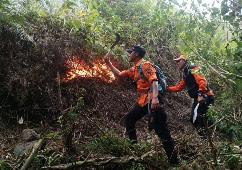 Ciremai Mount Wildfires Spread to Majalengka, 3 Helicopters Deployed