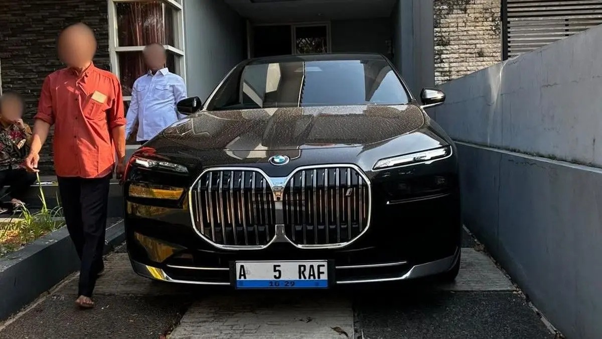 KPK Seizes Electric BMW at House of Fadia Arafiq's Husband