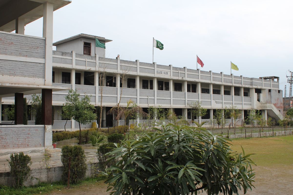 Teto de escola desaba em Peshawar: 34 crianças e um professor mortos