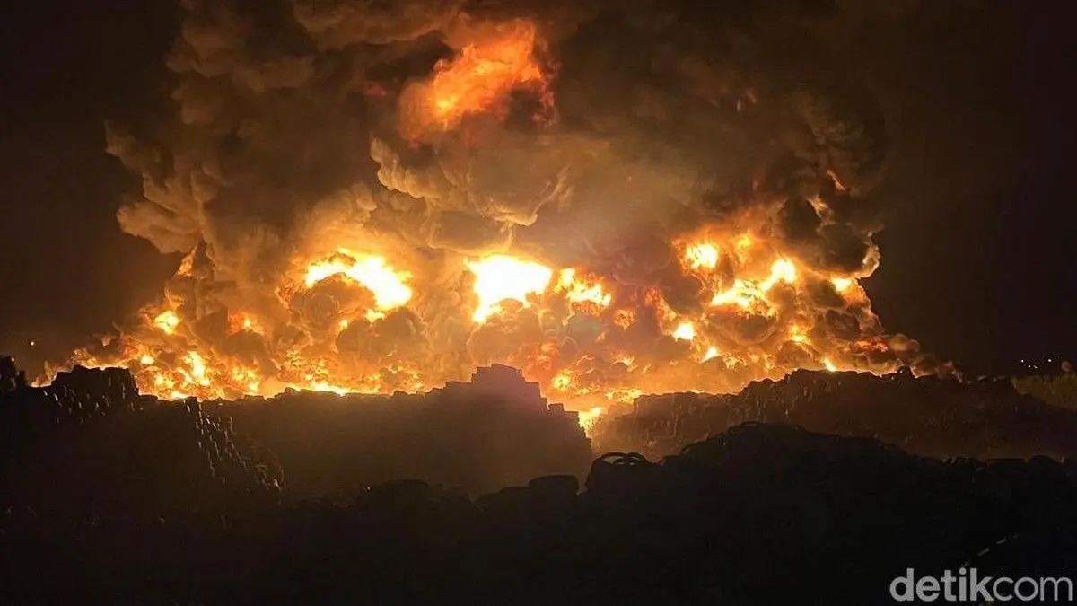 Großbrand von 10.000 Tonnen Altreifen in Mojokerto, Feuer noch nicht…