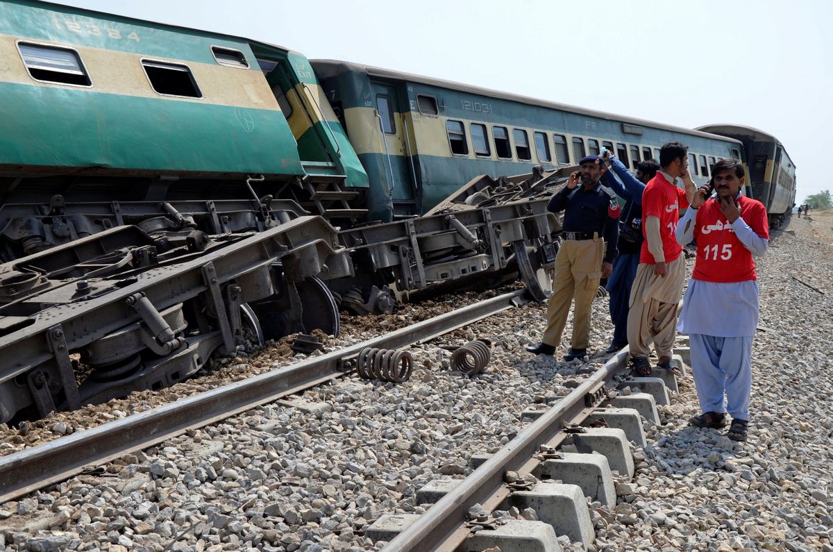 Tren descarrila en Multan: 14 vagones del Rahman Baba Express vuelcan