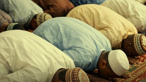 نية الصلوات الخمس كاملة (بالعربية واللاتينية والمعنى)