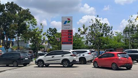 バイラル！ガソリンスタンド店員がコスターに抗議：「私はロボットではない」