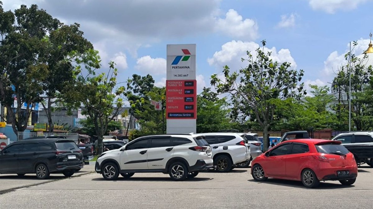 バイラル!ガソリンスタンド店員がコスターに抗議:「私はロボットではない」