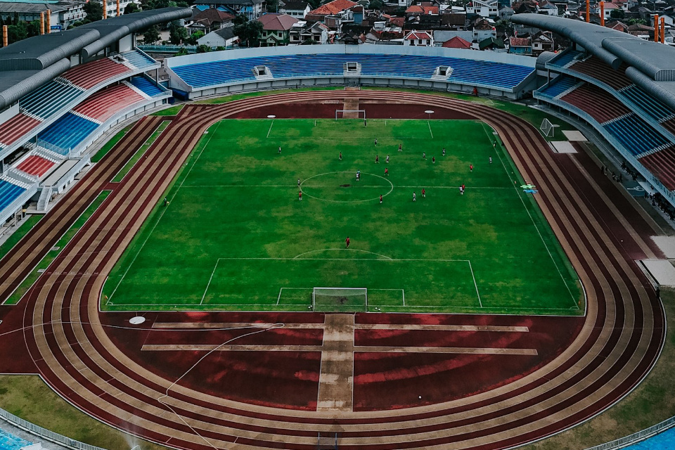 PSM يفوز على PSIM 2-1 ويصمد بـ10 لاعبين