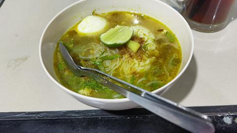 拉蒙安黄姜鸡汤（Soto Ayam Lamongan）配香酥科雅粉的食谱