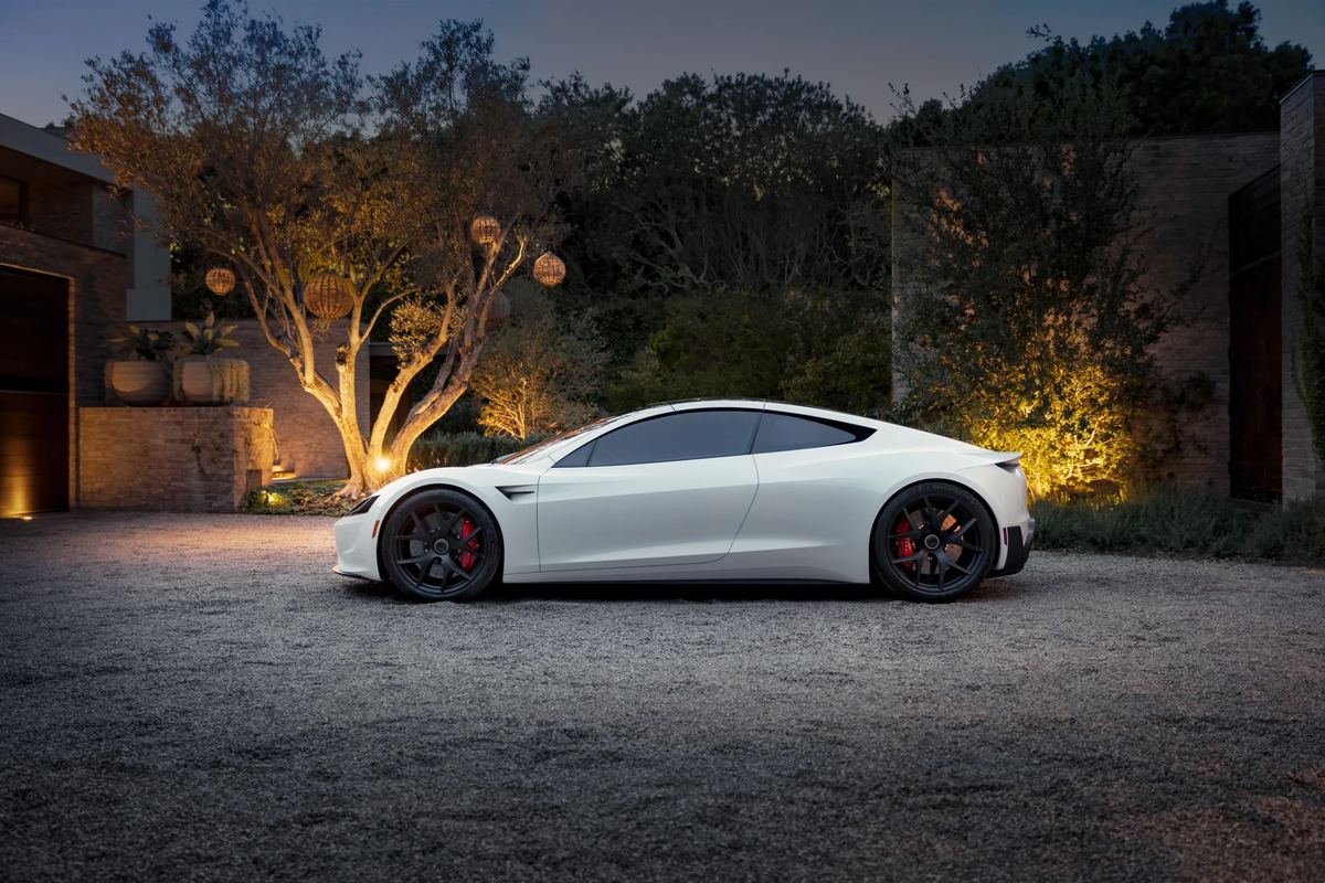 特斯拉发布搭载SpaceX推进器的新款Roadster